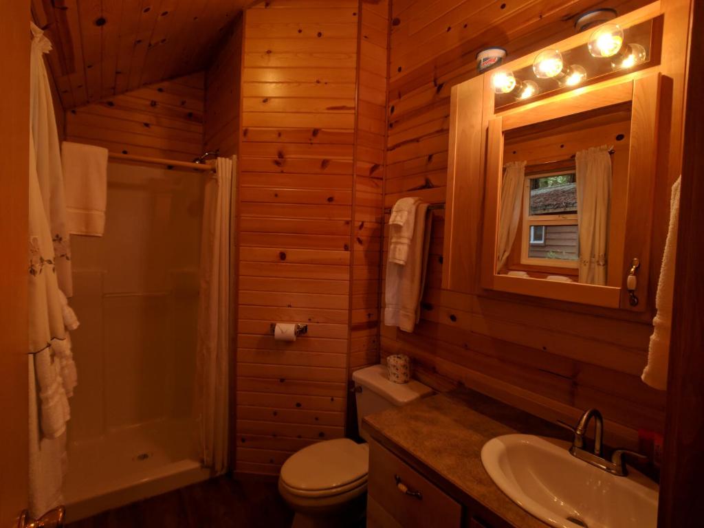 Koupelna v ubytování Emerald Forest Cabins