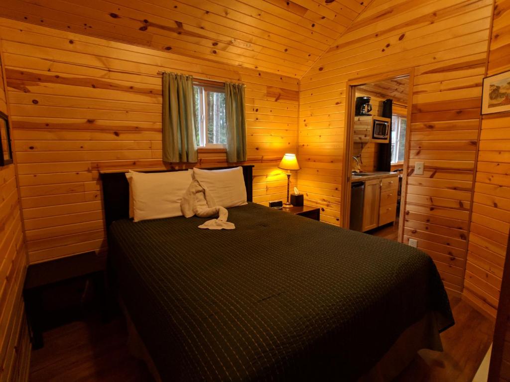 Postel nebo postele na pokoji v ubytování Emerald Forest Cabins