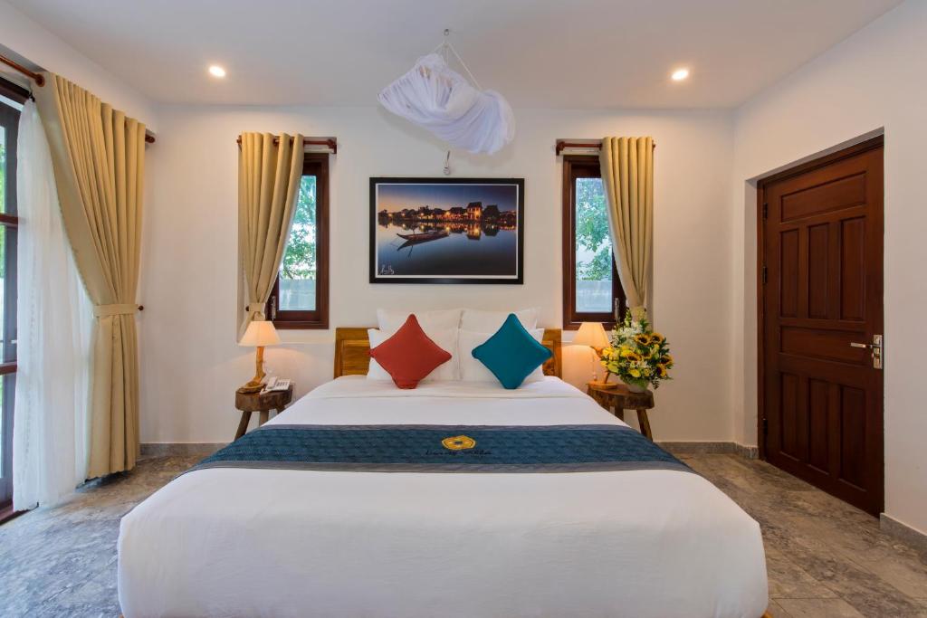 Postel nebo postele na pokoji v ubytování Louis Villa Hoi An