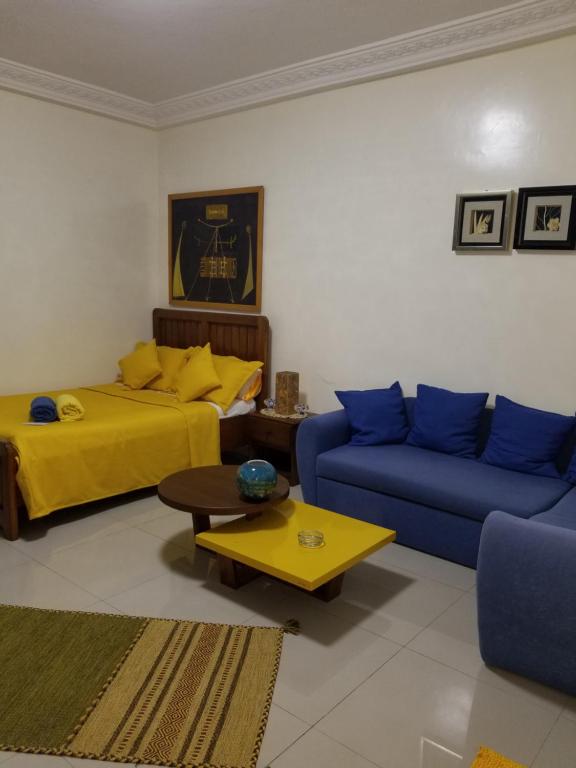 a living room with a couch and a bed at Studio Confort Fann Hock in Dakar