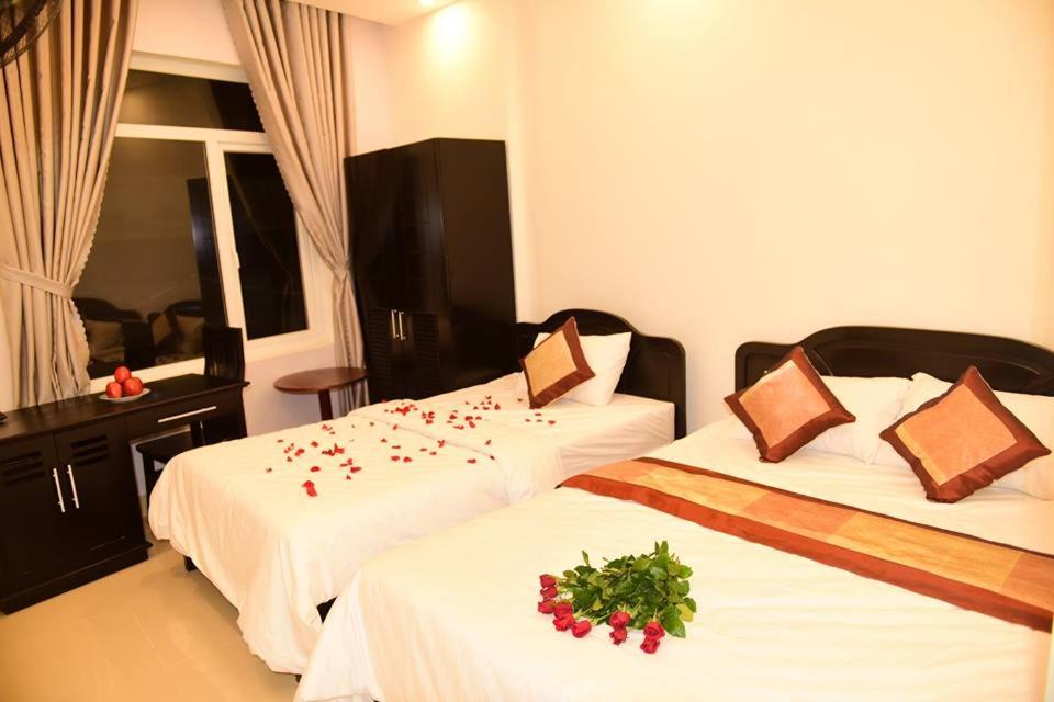 Cama ou camas em um quarto em Khách sạn Sea Hải Yến