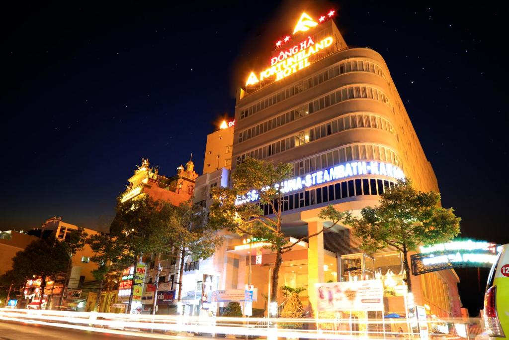 un edificio con luces por la noche en Dong Ha Fortuneland Hotel, en Can Tho