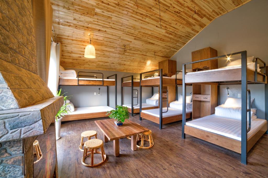 Giường trong phòng chung tại Lustig Hostel