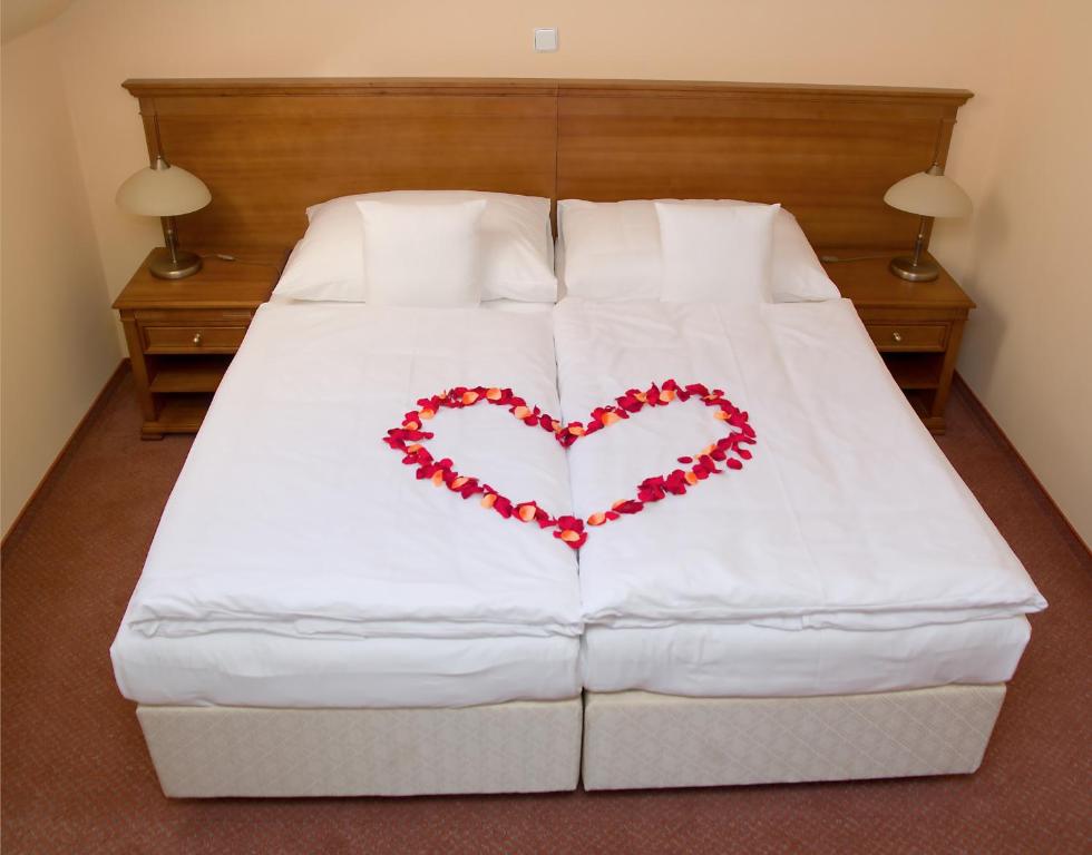 Postel nebo postele na pokoji v ubytování Wellness Hotel Ida