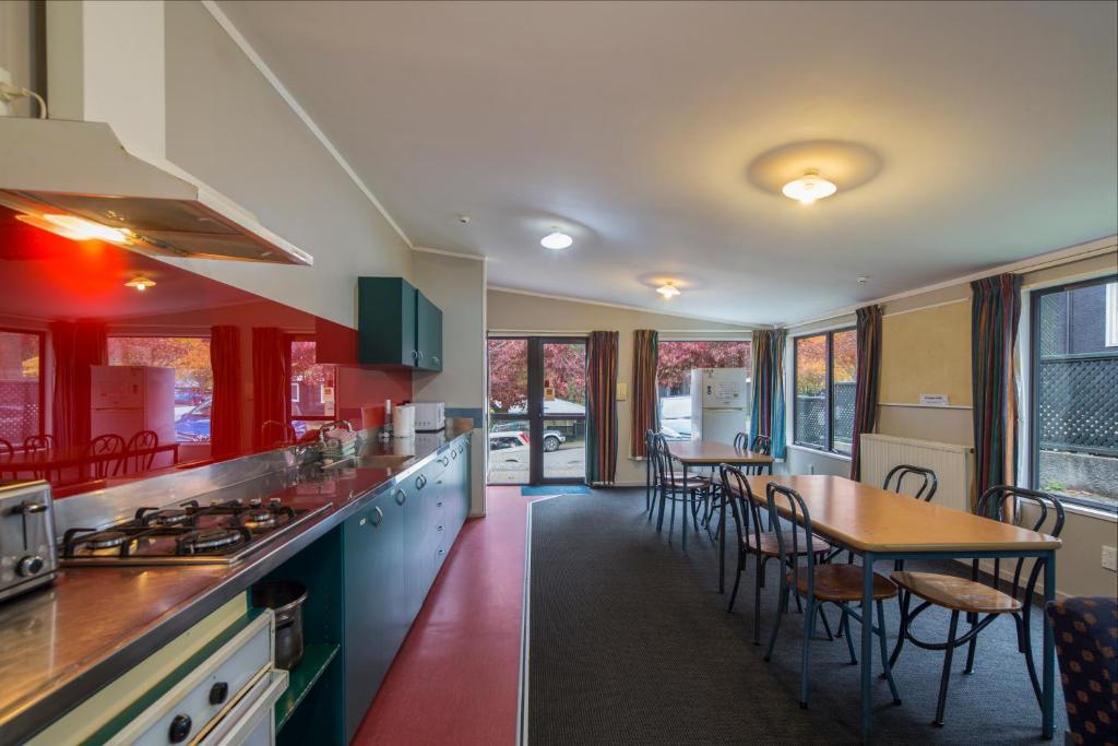 Pinewood Queenstown - Resim 35