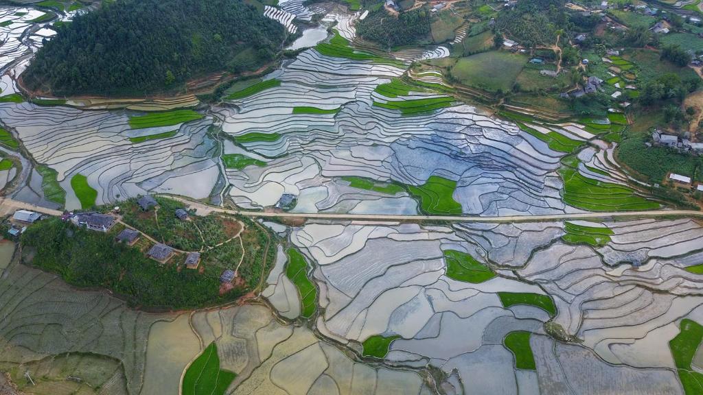 une vue aérienne sur une rivière avec un pont dans l'établissement Mu Cang Chai Eco Lodge, à Nam San