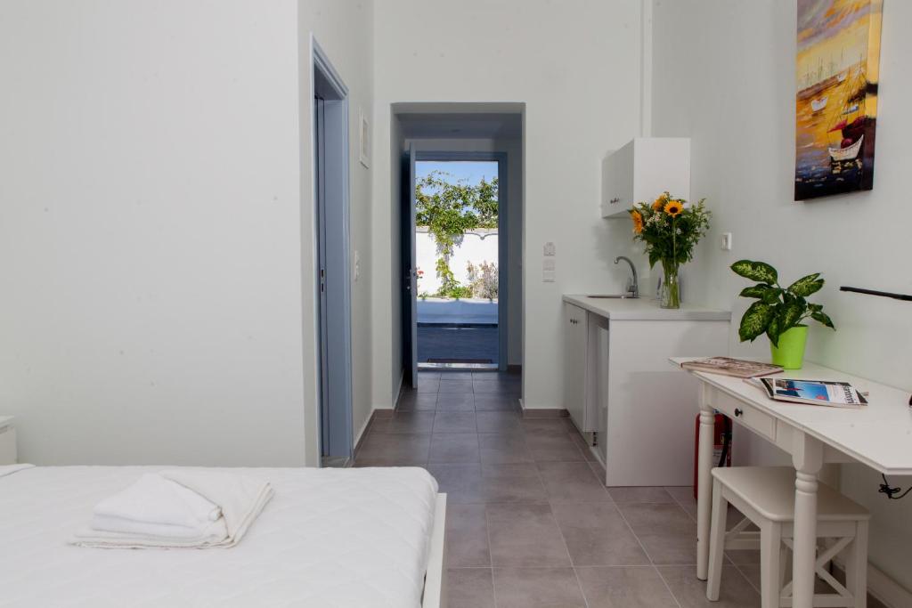 Una cama o camas en una habitación de Luna Rossa Santorini
