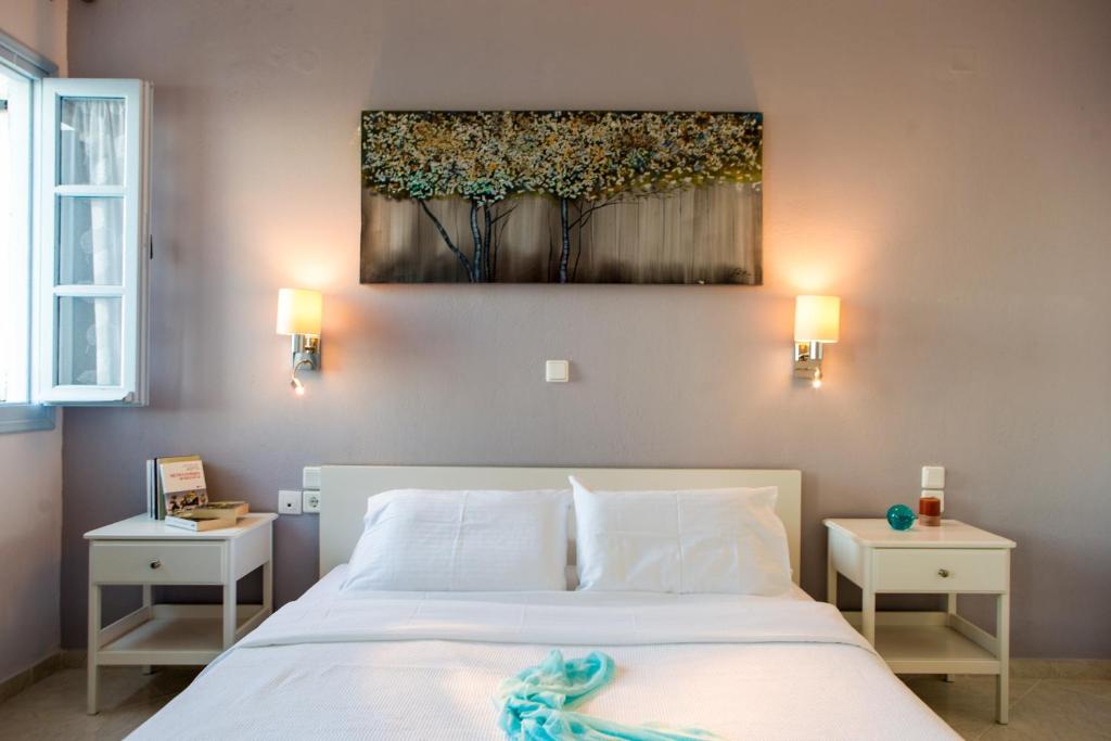 Una cama o camas en una habitación de Luna Rossa Santorini