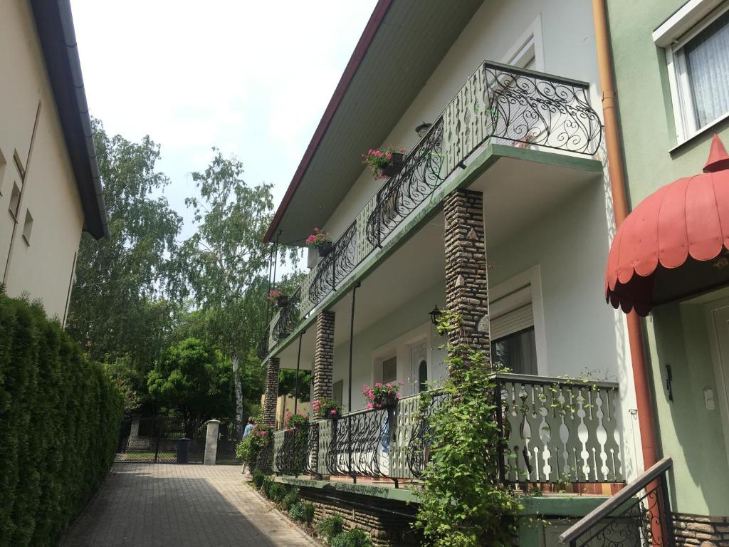 - un bâtiment avec un balcon fleuri dans l'établissement Elena Villa, à Hévíz