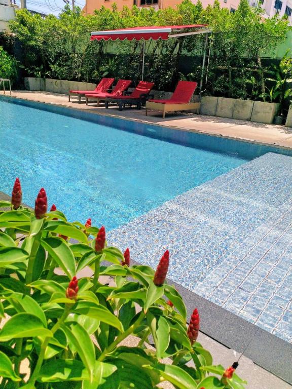 Bazén v ubytování The Lantern Resorts Patong - SHA Extra Plus nebo v jeho okolí