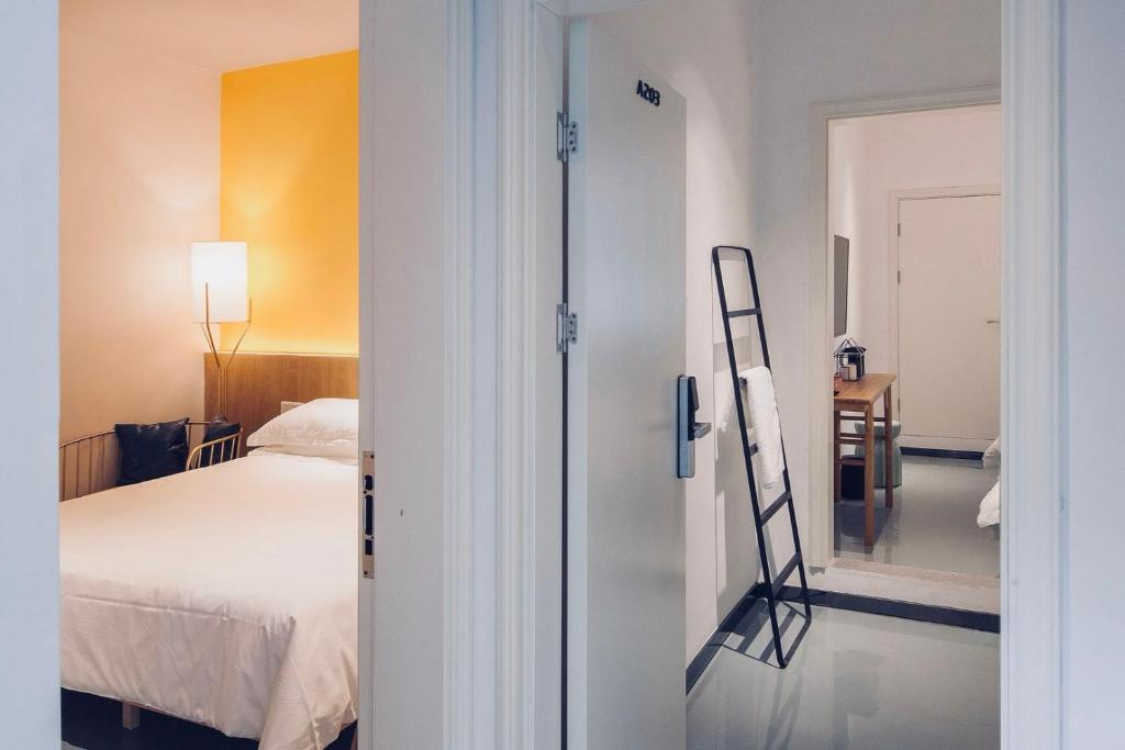 Postel nebo postele na pokoji v ubytování Huizhou Xilin West Lake Boutique Hotel