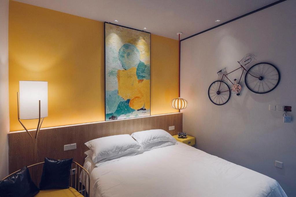 Postel nebo postele na pokoji v ubytování Huizhou Xilin West Lake Boutique Hotel