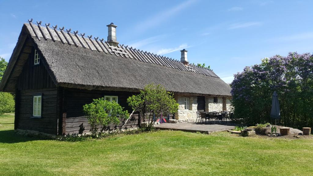 a small house with a roof on top of a yard at Sihi Country House in Hiievälja
