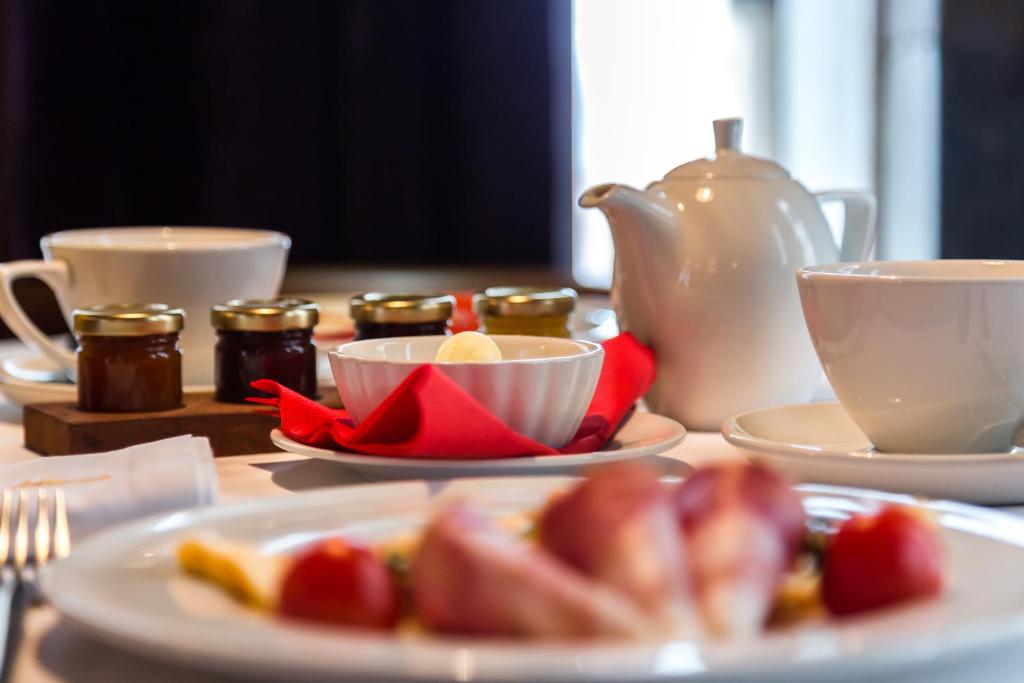 Comida en o cerca de este hotel