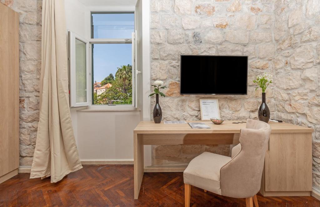 Televízia a/alebo spoločenská miestnosť v ubytovaní Seven Stars Accommodation Dubrovnik