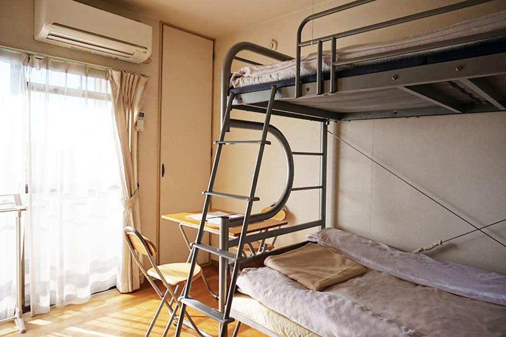 Poschodová posteľ alebo postele v izbe v ubytovaní Fushimi Ivy