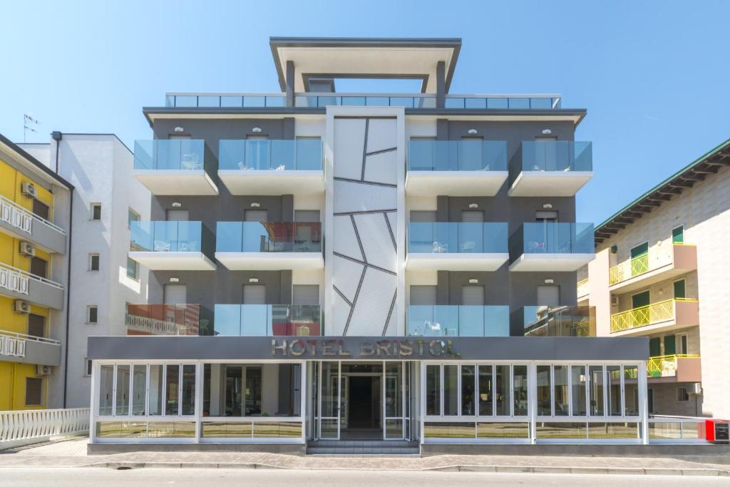 un edificio de apartamentos con un estudio de hotel en Hotel Bristol, en Caorle