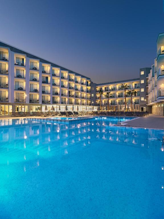 A piscina localizada em H10 Casa del Mar ou nos arredores