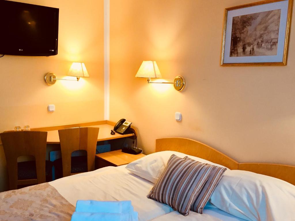 En eller flere senger på et rom på Hotel Leonardo