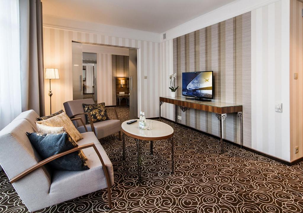 TV a/nebo společenská místnost v ubytování Hotel Lord - Warsaw Airport