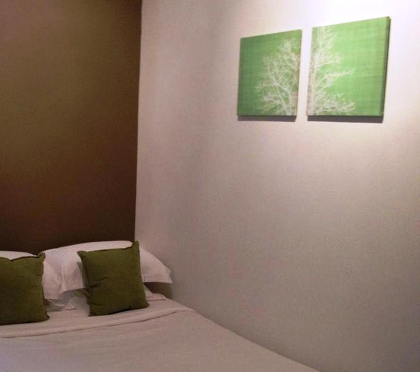Postel nebo postele na pokoji v ubytování Centennial Inn on Bathurst