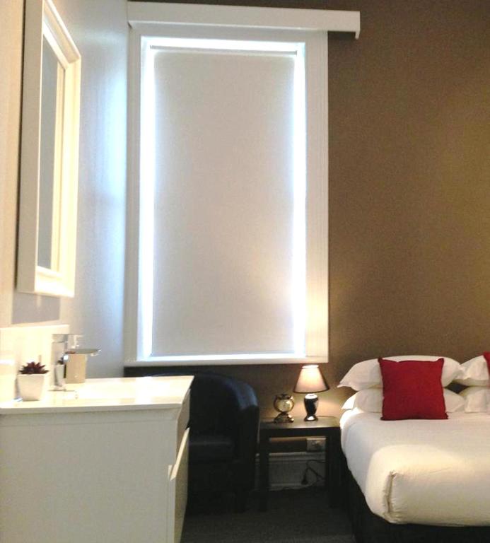 Centennial Inn on Bathurst - Resim 11