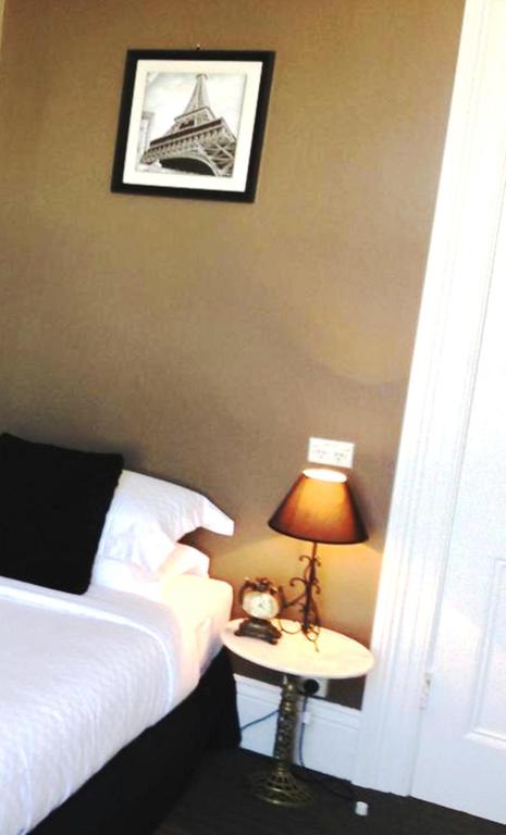 Centennial Inn on Bathurst - Resim 16