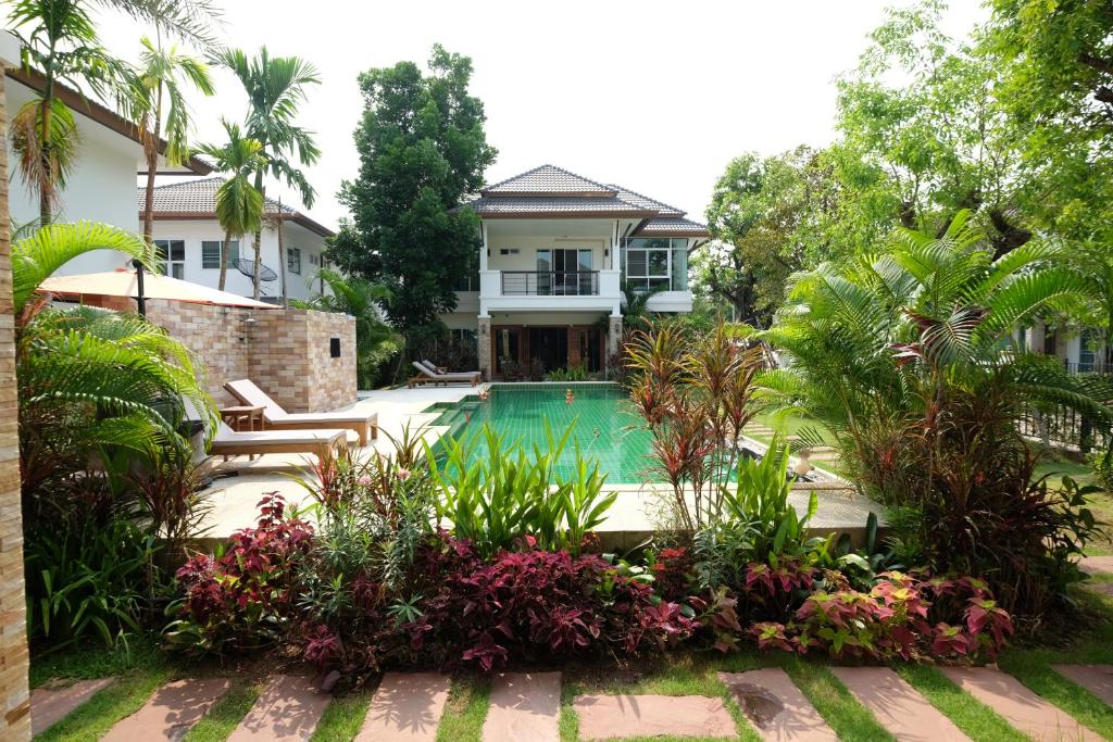 een villa met een zwembad en een huis bij Starry Night Villa by Zhang Bin in Chiang Mai