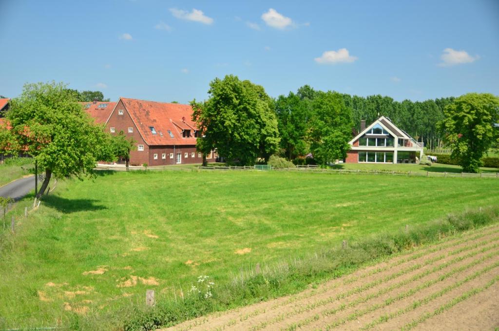 a large field in front of a large house at Hof Dalhaus in Lüdinghausen