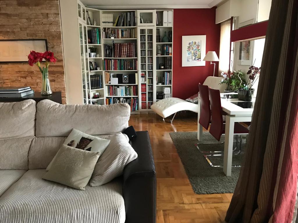 sala de estar con sofá, mesa y comedor en Casa Castelao, parking gratuito, en Vigo