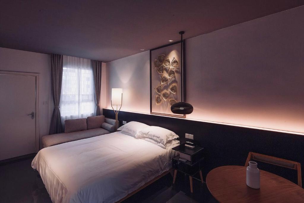 Postel nebo postele na pokoji v ubytování Huizhou Xilin West Lake Boutique Hotel