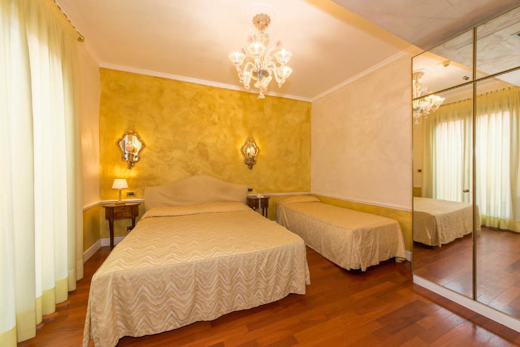 Postel nebo postele na pokoji v ubytování Hotel Pantalon