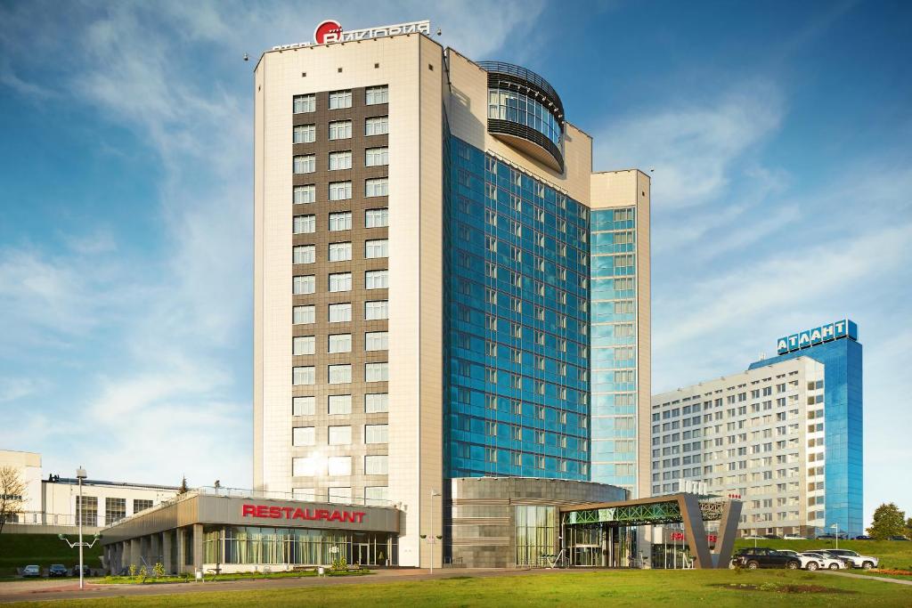 Ein großes weißes Gebäude mit Erlösung in der Unterkunft Victoria & SPA Minsk in Minsk