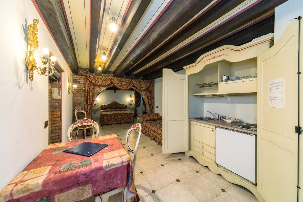 Kuchyň nebo kuchyňský kout v ubytování Hotel Pantalon