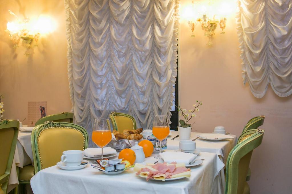 Nápoje v ubytování Hotel Pantalon