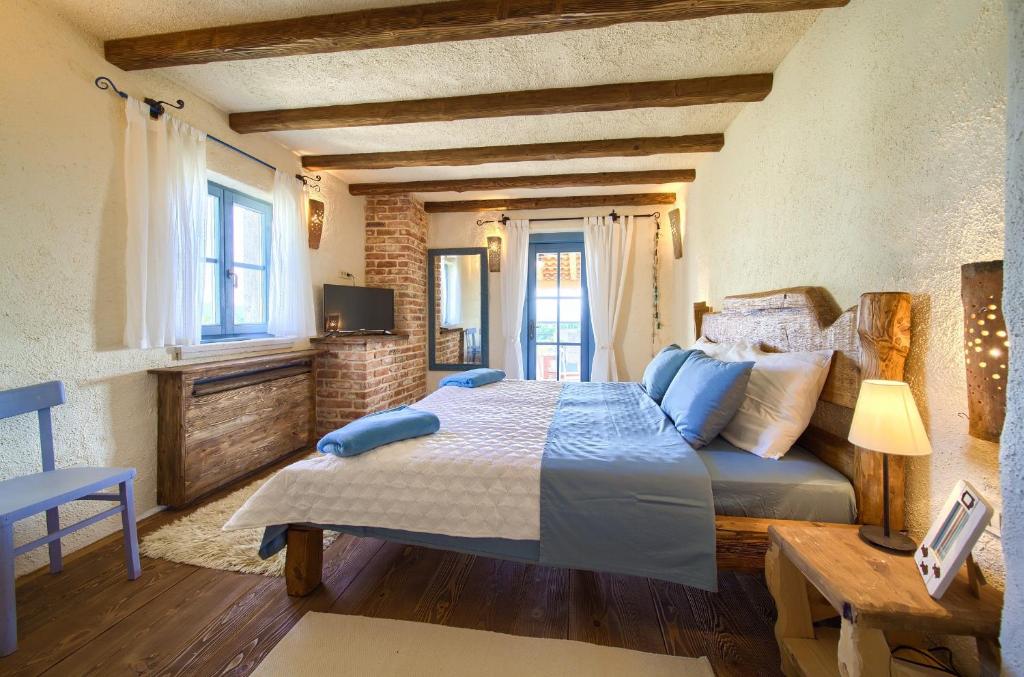 Postel nebo postele na pokoji v ubytování HERITAGE Villa AQUAMARINE