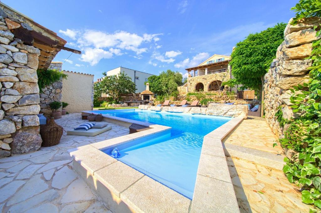 Bazén v ubytování HERITAGE Villa AQUAMARINE nebo v jeho okolí