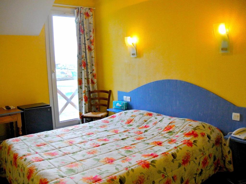 Postel nebo postele na pokoji v ubytování Logis Argonne Hôtel