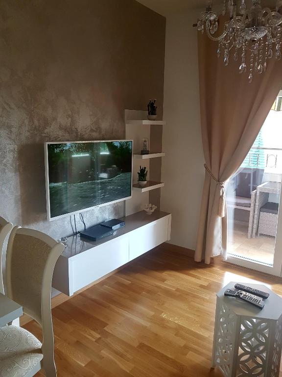 Televízia a/alebo spoločenská miestnosť v ubytovaní Luxury Apartment Sweet Dreams