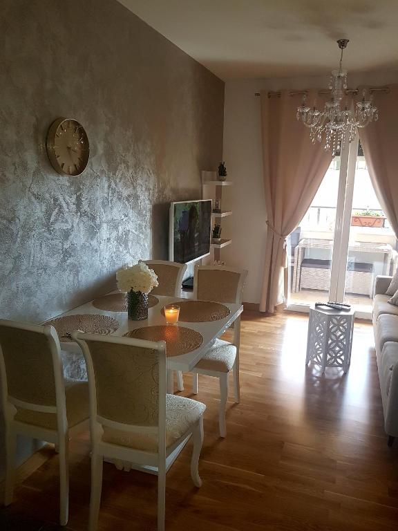 Televízia a/alebo spoločenská miestnosť v ubytovaní Luxury Apartment Sweet Dreams