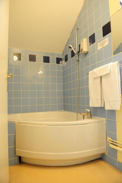 Koupelna v ubytování Logis Argonne Hôtel
