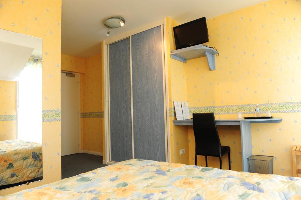 Postel nebo postele na pokoji v ubytování Logis Argonne Hôtel
