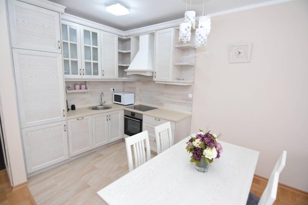 O bucătărie sau chicinetă la ROOMS & APARTMENTS DOBROTSKI DVORI