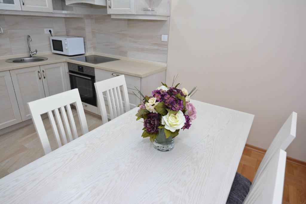 O bucătărie sau chicinetă la ROOMS & APARTMENTS DOBROTSKI DVORI