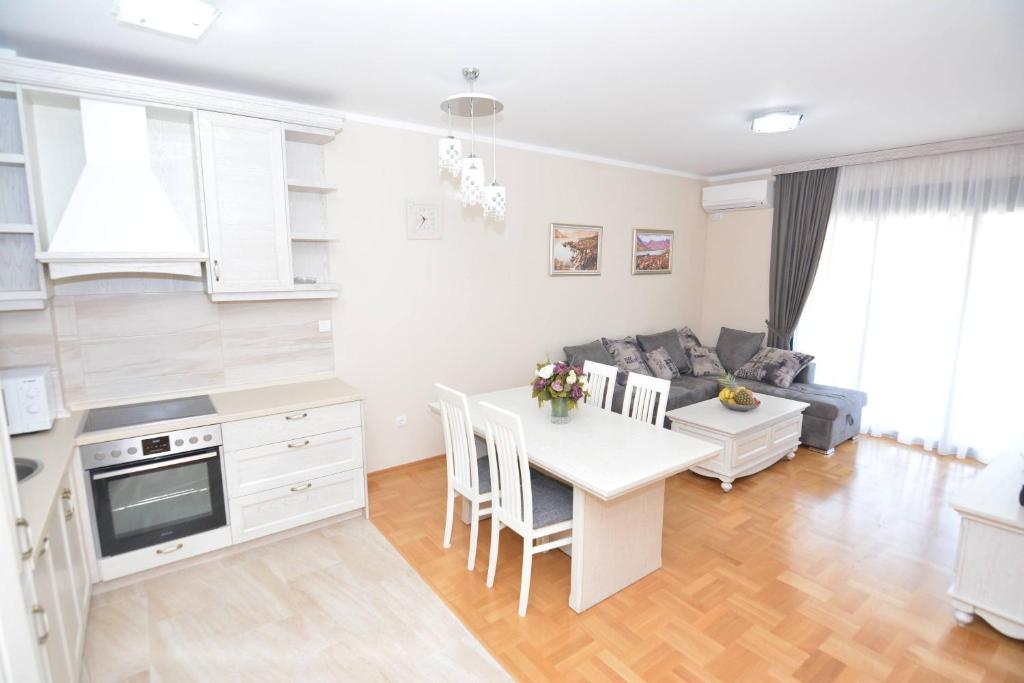 O bucătărie sau chicinetă la ROOMS & APARTMENTS DOBROTSKI DVORI