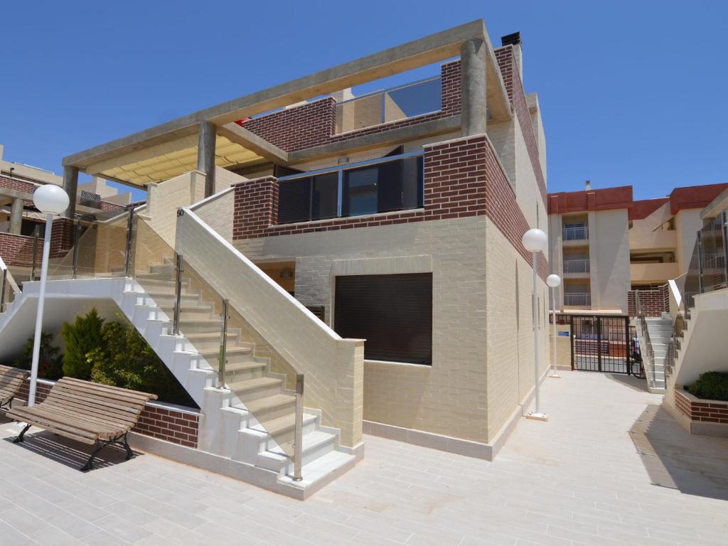 オリフエラ・コスタにあるBelvilla by OYO Modern Apartment in Orihuela Costaの階段付きの建物