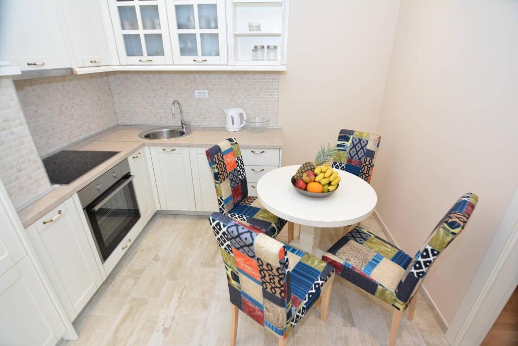 O bucătărie sau chicinetă la ROOMS & APARTMENTS DOBROTSKI DVORI