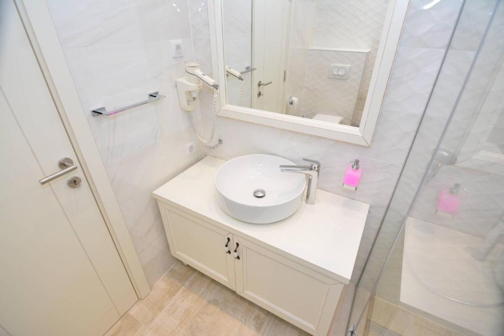 O baie la ROOMS & APARTMENTS DOBROTSKI DVORI