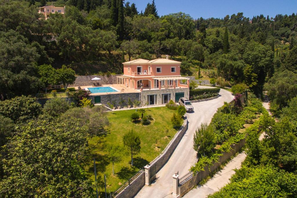una vista aérea de una casa con carretera en Villa Larisa en Gastourion