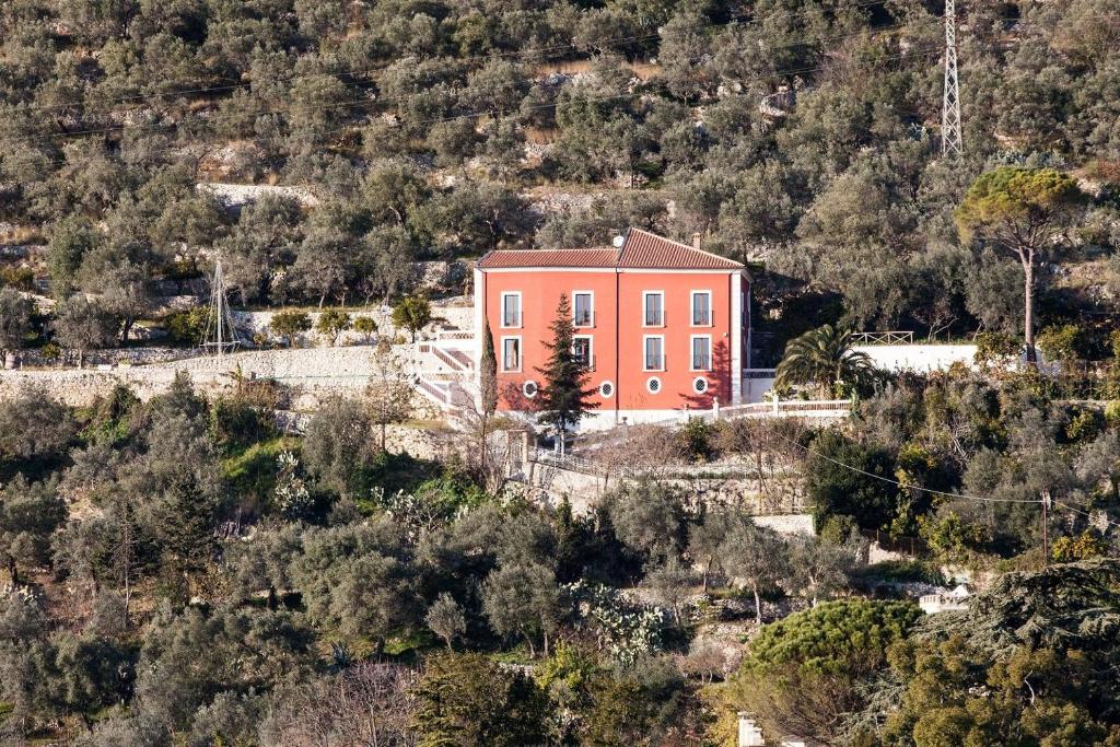 une maison orange au milieu d'une montagne dans l'établissement La Rossa Fantastica, à Piedimonte dʼAlife